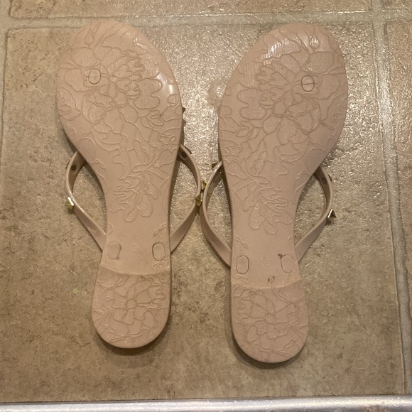 Steve Madden size 7 beige flip flops with bows and studs - Picture 2 of 2